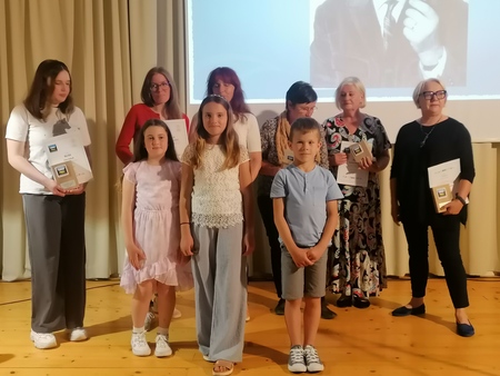 BLISKE NAJBOLJŠIM POETOM, SPOMINSKI OBELEŽJI ŠINKOVCU IN RIJAVCU