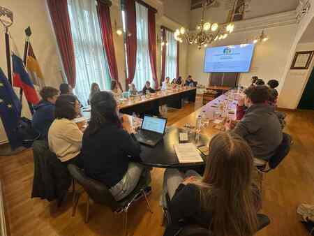 V IDRIJI ZASEDA MEDOBČINSKI OTROŠKI PARLAMENT