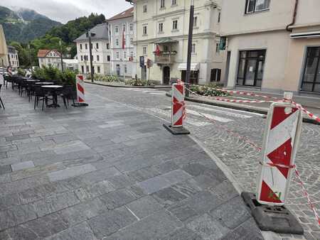 SANACIJA KAMNITIH TLAKOVCEV NA PLOČNIKU OB MESTNEM TRGU
