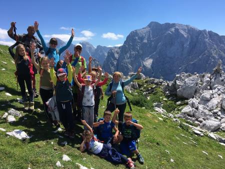 Mladi planinci PD Idrija uživajo na poletnem taboru