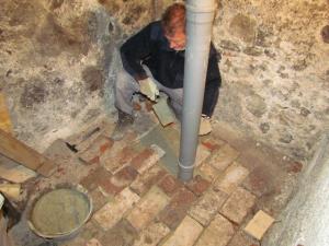 Izvedba pilotnega projekta za znižanje koncentracije radona na Tomšičevi 19 je v polnem teku