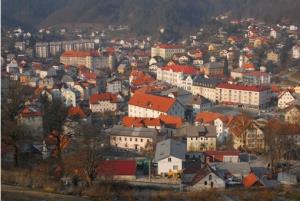 8 - Panorama Idrija iz zraka