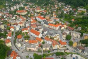 15 - Panorama Idrije iz zraka